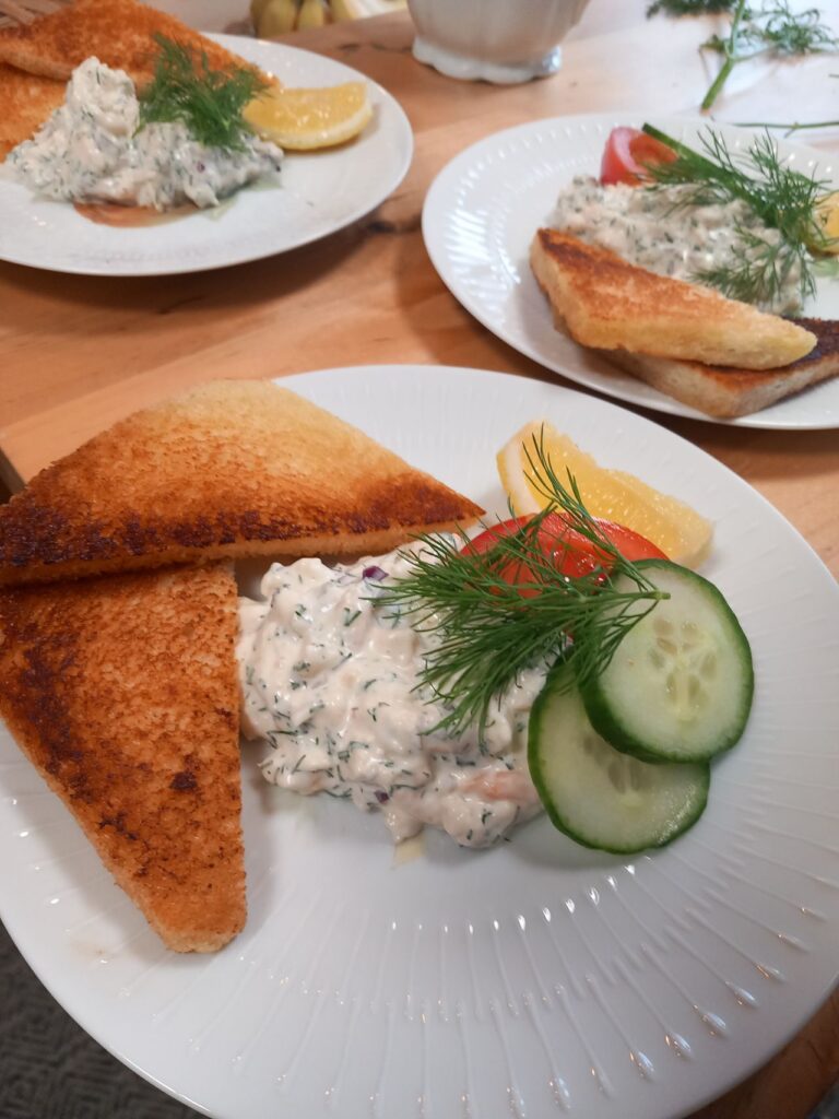 Skagentoast på en tallrik